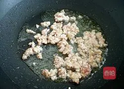 Illustration of how to make fried noodles with mushroom and minced meat 3