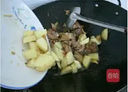 Illustration of how to make potato braised chicken 9