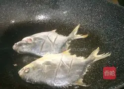 Illustration of home-style braised pomfret 4