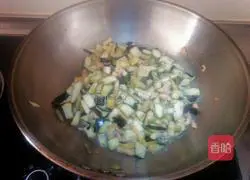 Illustration of how to make braised noodles with chicken and eggplant 6