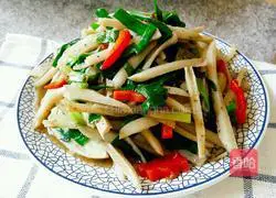 Illustration of how to stir-fry leek and lotus root 6
