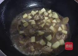Illustration of how to make potato braised chicken nuggets 7