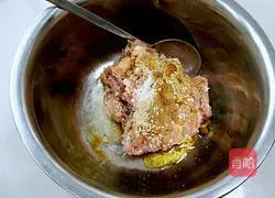 Illustration of how to make mushroom and glutinous rice pearl balls 6