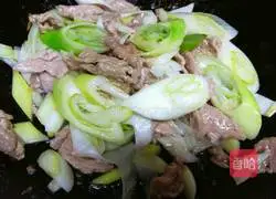 Fry the meat with green onions Illustration of how to do it 5