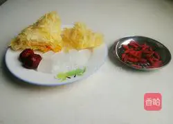 Illustration of how to make red dates, wolfberry and white fungus soup 1