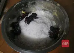 Illustration of how to make shredded coconut bread 7