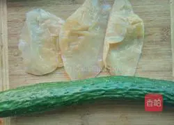 Illustration of how to make cucumber mixed with jellyfish skin 1