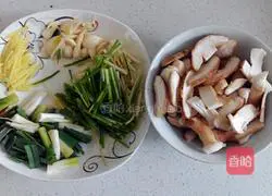 Illustration of how to cook Wuchang fish with mushrooms, chives and onions 3