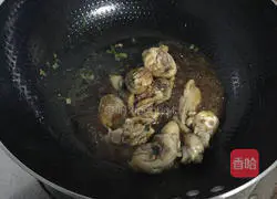 Illustration of how to make potato braised chicken nuggets 5