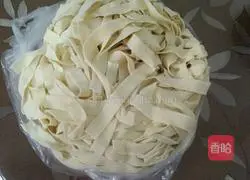 Illustration of How to Make Sliced Pork Ribs Noodles 3