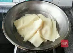 Illustration of how to make shredded pork with Beijing sauce 3