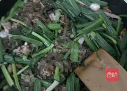 Illustration of how to make Hakka fried potato noodles in lettuce wraps 3