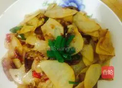 Illustration of how to make sausage and potato slices in dry pot 7