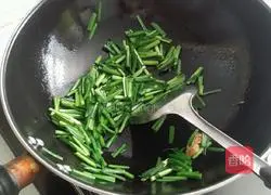 Illustration of a simple way to cook fish in slurry water 7