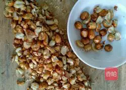 Illustration of how to make spinach with nuts 8