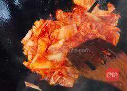 Illustration of how to make fried plum blossom pork with kimchi 2