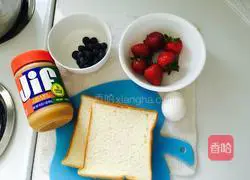 Illustration of how to make strawberry toast rolls 1