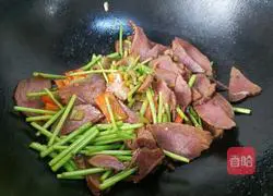 Illustration of how to make fried bacon with artemisia terrestris 10