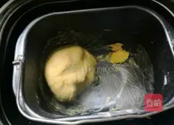 Illustration of how to make shredded coconut bread 4