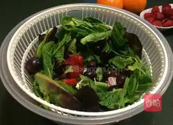 Illustration of how to make fruit and vegetable salad 1