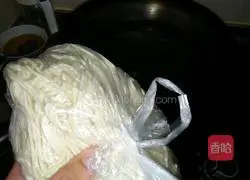 Illustration of how to make braised noodles with pork and eggplant 11