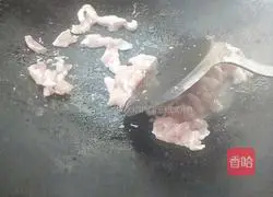 Illustration of how to make fried rice noodles with celery and lean meat 2