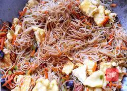 Illustration of how to make fried rice noodles with carrots and eggs 7