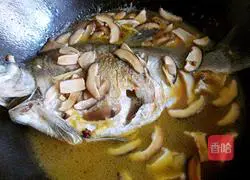 Illustration of how to cook Wuchang fish with mushrooms, chives and onions 6