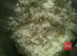 Illustration of how to make cabbage and carrot meatballs 4