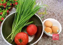 Chive tomatoes Illustration of how to make braised noodles with eggs 1