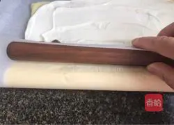 Illustration of how to make raisin cream cake rolls 17