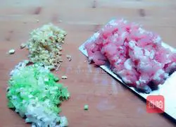 Illustration of how to make thousands of meat rolls with dipping sauce 2