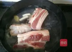 CCTV's illustration of how to make pork, pickled pork and vegetables 2