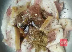 Illustration of how to make steamed pork with millet flour 6