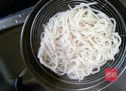 Illustration of how to make fried rice noodles with parsley 3