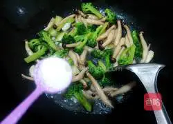 Illustration of how to stir-fry broccoli and crab-flavored mushrooms 7