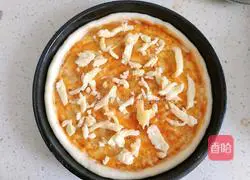 Pictures of how to make sausage and bacon pizza 6