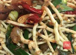 Illustration of how to make stir-fried bacon with folded ear root 15