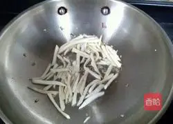 Illustration of how to make fried rice noodles with parsley 5