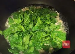 Illustration of how to make spinach, tofu, lean meat, sea rice and egg drop soup 8
