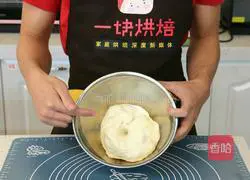 Illustration of how to make eight-inch ham and corn pizza 6