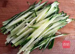 Illustration of how to make braised noodles with cucumber shreds 1