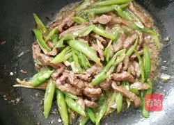 Illustration of how to stir-fry beef with green pepper 6
