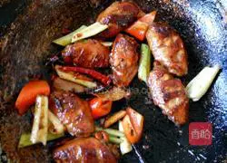 Illustration of how to make spicy chicken wings in dry pot 10