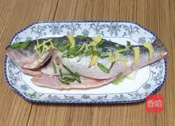 Illustration of home cooking of steamed seabass 9