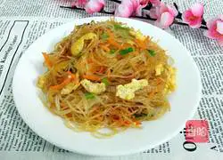 Illustration of how to make fried rice noodles with carrots and eggs 12