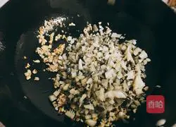 Illustration of how to make braised noodles with meat and mushrooms 3