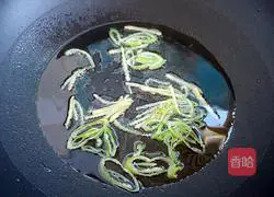 Illustration of how to make braised noodles with shredded chicken 4