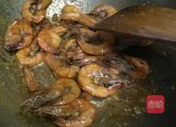 Illustration of how to fry shrimps in oil 5