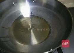 Illustration of how to fry shrimps in oil 3